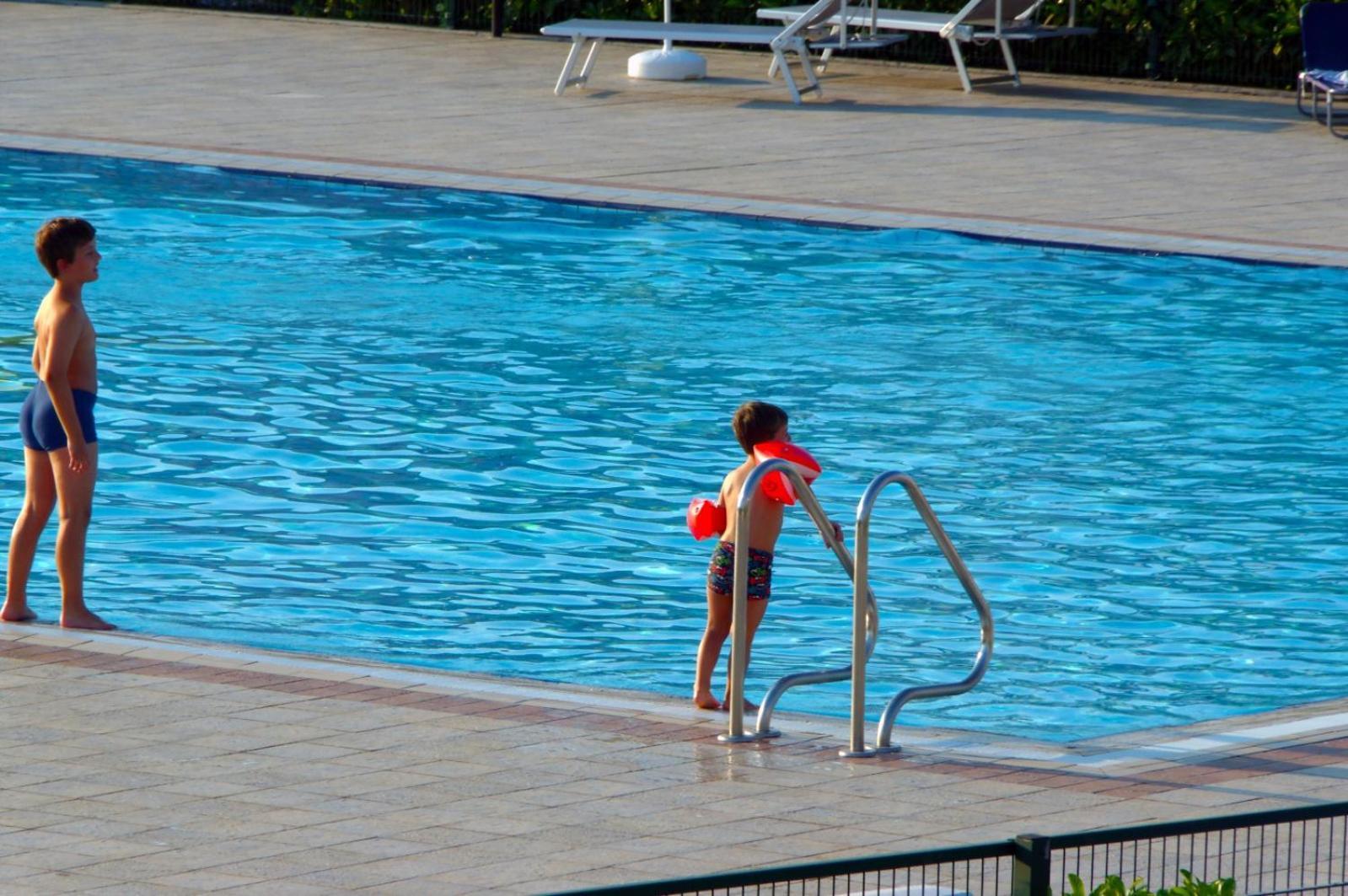 Hotel Apartments Villaggio Dei Fiori 4 Stars Luxury - Great Family Resort - Pet Friendly - With Hypermarket - Delivery Restaurant-Pizzeria - Room Breakfast With Supplement - Ultra Fast Wi-Fi - Play Area For Children - Olympic Swimming Pool - Parking 卡奥莱 外观 照片