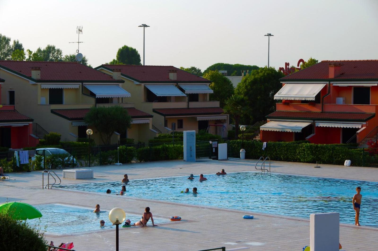 Hotel Apartments Villaggio Dei Fiori 4 Stars Luxury - Great Family Resort - Pet Friendly - With Hypermarket - Delivery Restaurant-Pizzeria - Room Breakfast With Supplement - Ultra Fast Wi-Fi - Play Area For Children - Olympic Swimming Pool - Parking 卡奥莱 外观 照片